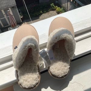 Gap slippers